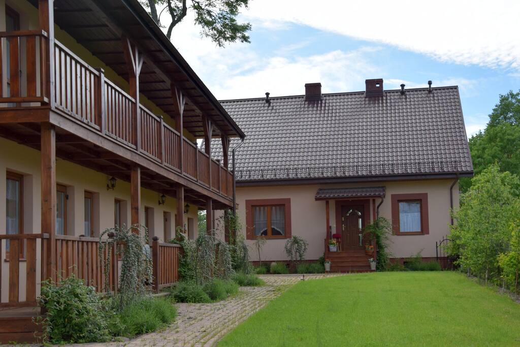 Widok "Apartamentów Pod Jesionem" i "Domu Pod Jesionem" od strony parkingu