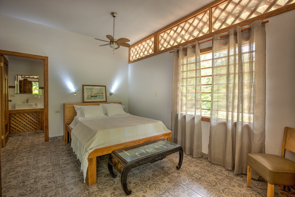 Bungalow #1 / Bedroom 1 / Habitación 1 /
Queen bed