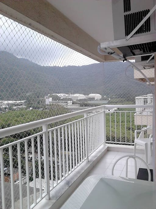 Vista dos morros de Jacarepaguá, com as instalações do Projac ao fundo.