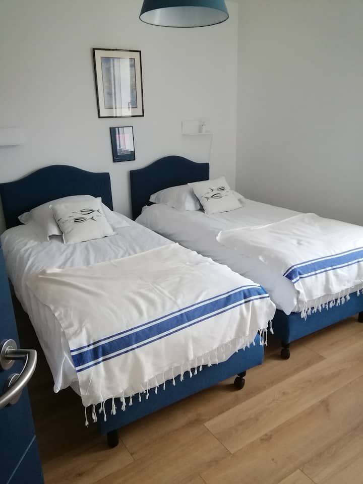 Chumba cha kulala cha bluu kwenye ghorofa ya chini chenye vitanda 2 vya mtu mmoja. 