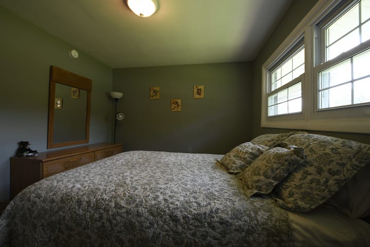 غرفة نوم بسرير كبير جدًا