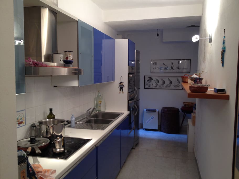 cucina attrezzata con elettrodomestici di ottima marca