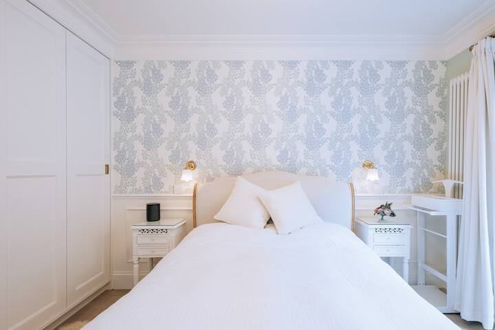 Amazing 2 Bed Apartment, Moments From Hyde Park! gallery image 3