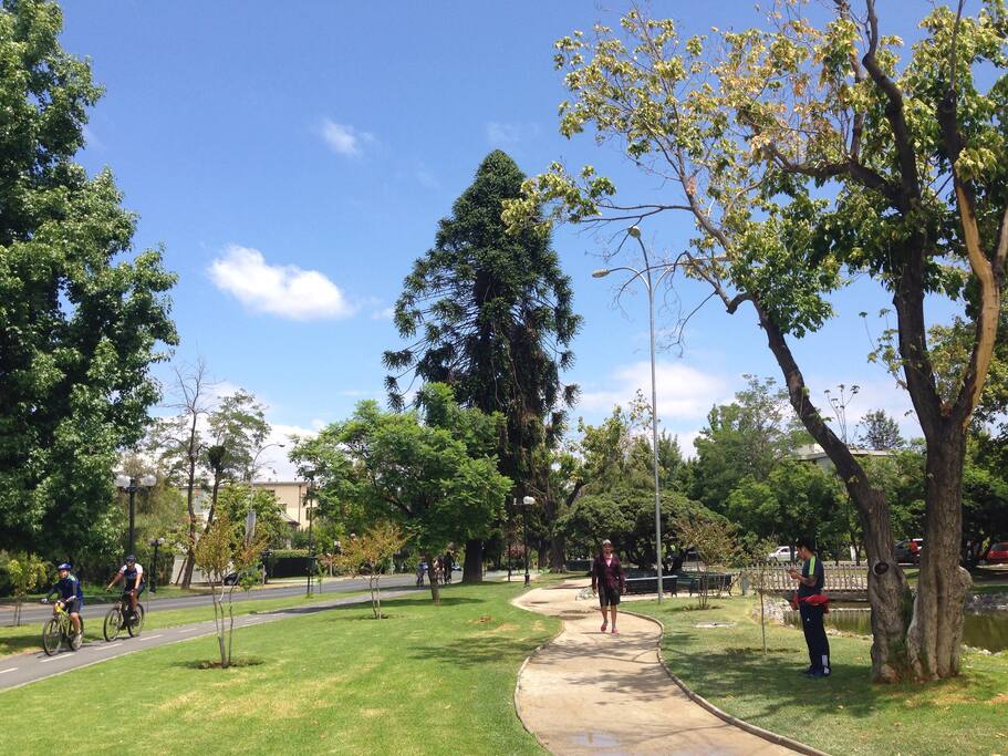 La Plaza Pocuro, a 10 minutos caminando.