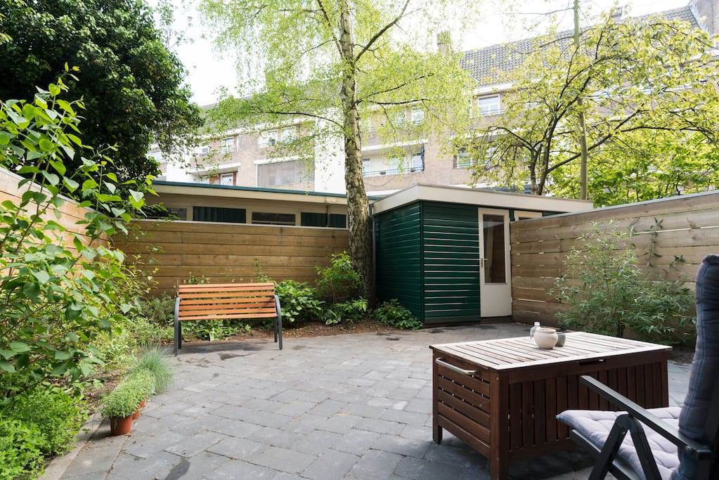 PRIVATE GARDEN:
Very green space. different plants and flowers depending on the season