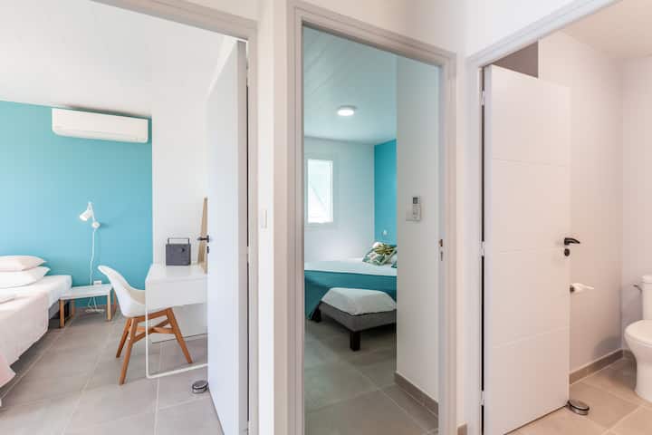 Dos cómodas habitaciones y dos baños con inodoro en la Villa SeaCove. Ideal para una familia de 4 o dos parejas: todas las configuraciones son posibles para una estadía cómoda, agradable e íntima.