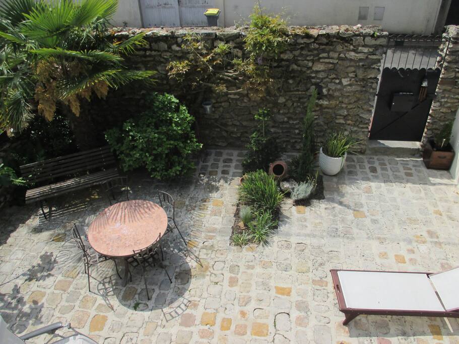 Terrasse, plein sud ( côté rue)
