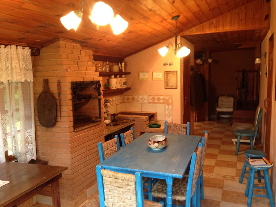 Espaço gourmet
churrasqueira coberta e fogão a lenha