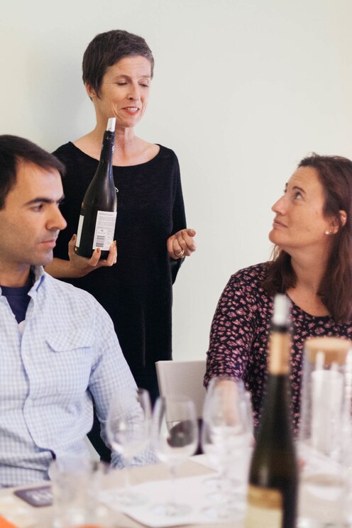 Show full-screen, host-provided image