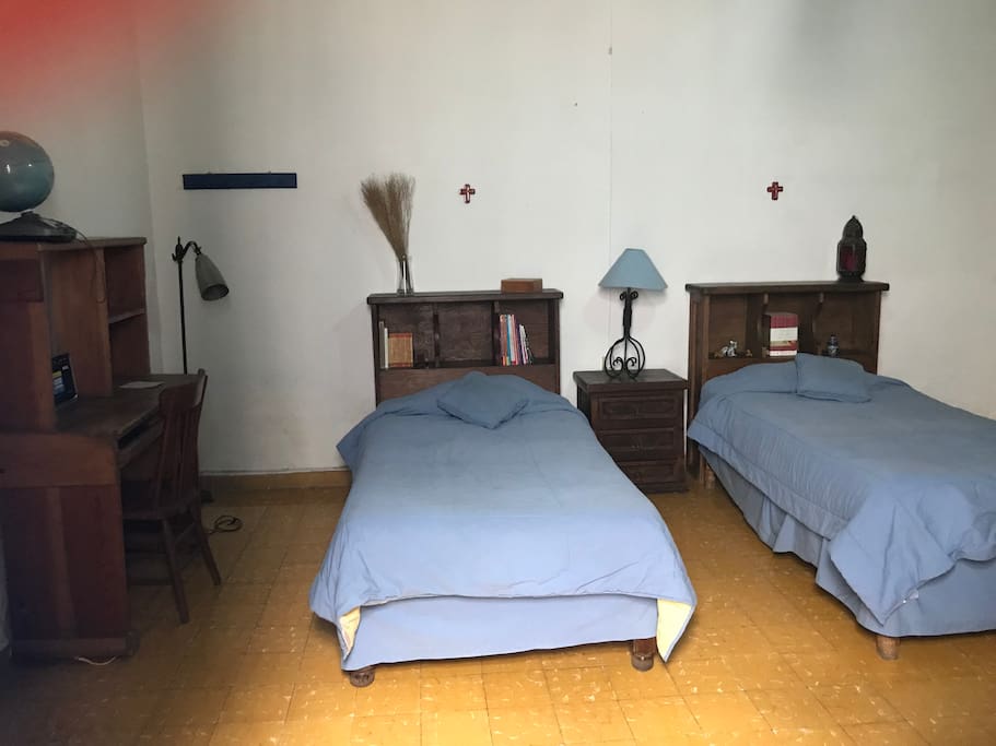 Cuenta con dos camas individuales, batas de baño, mesa de trabajo y todo lo necesario para tener una estancia placentera.
