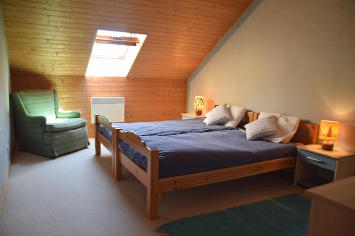 Chambre 5 : chambre avec lits jumeaux au dernier étage.