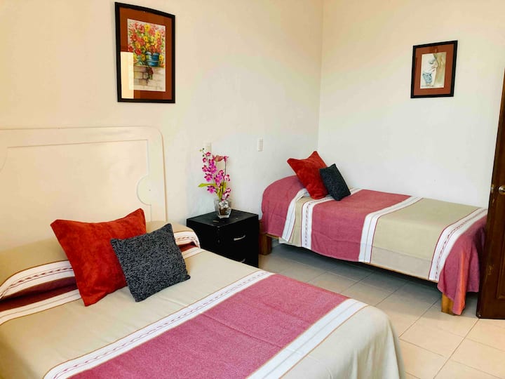 *Chambre J&M* 1 lit double et 1 lit simple, placard, climatisation et télévision Roku