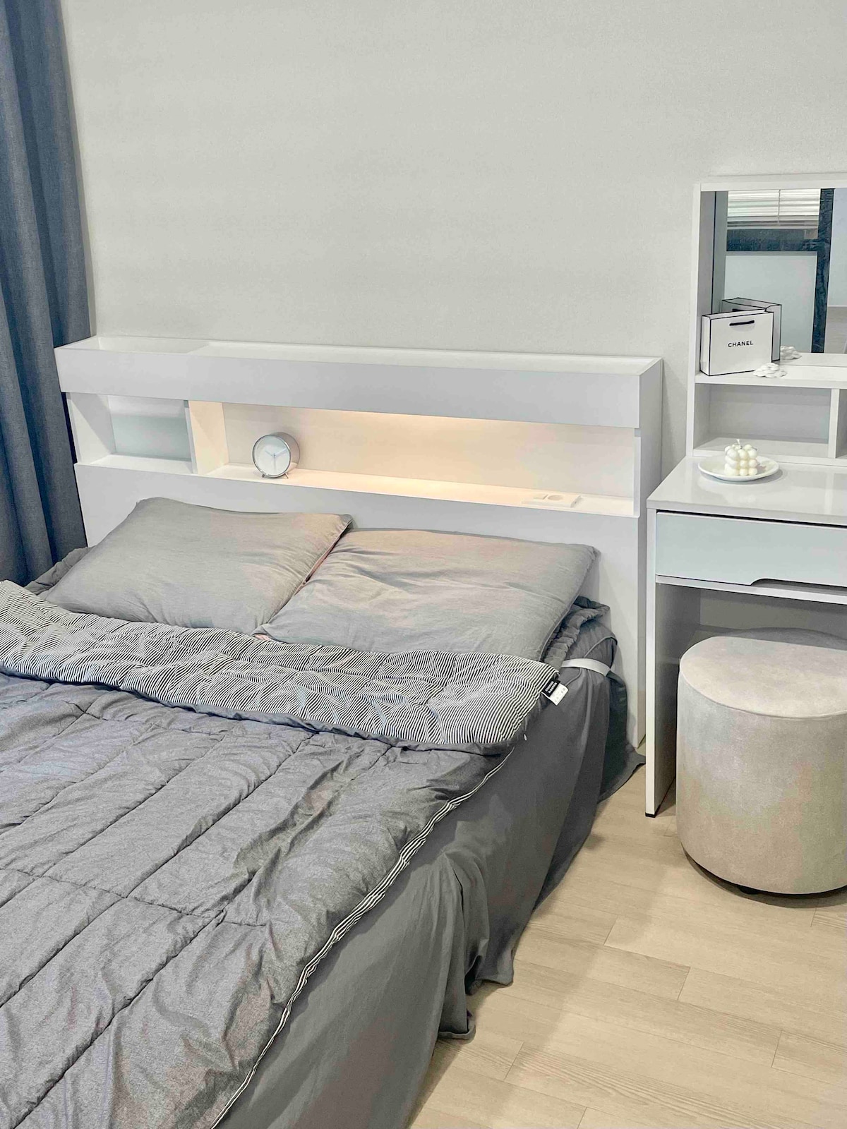 我们有一张舒适的床，配有头部情绪灯、插座和充电器。