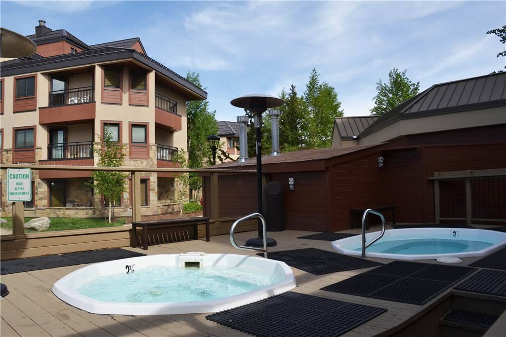 Jacuzzi,Tub,Patio,Building,Villa