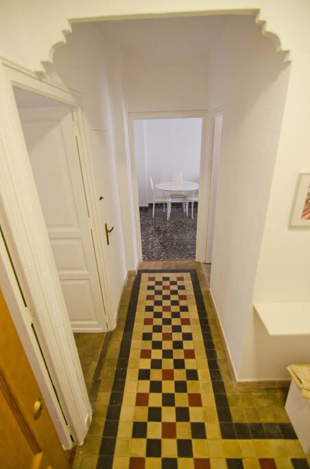 Pasillo y salón-comedor al fondo