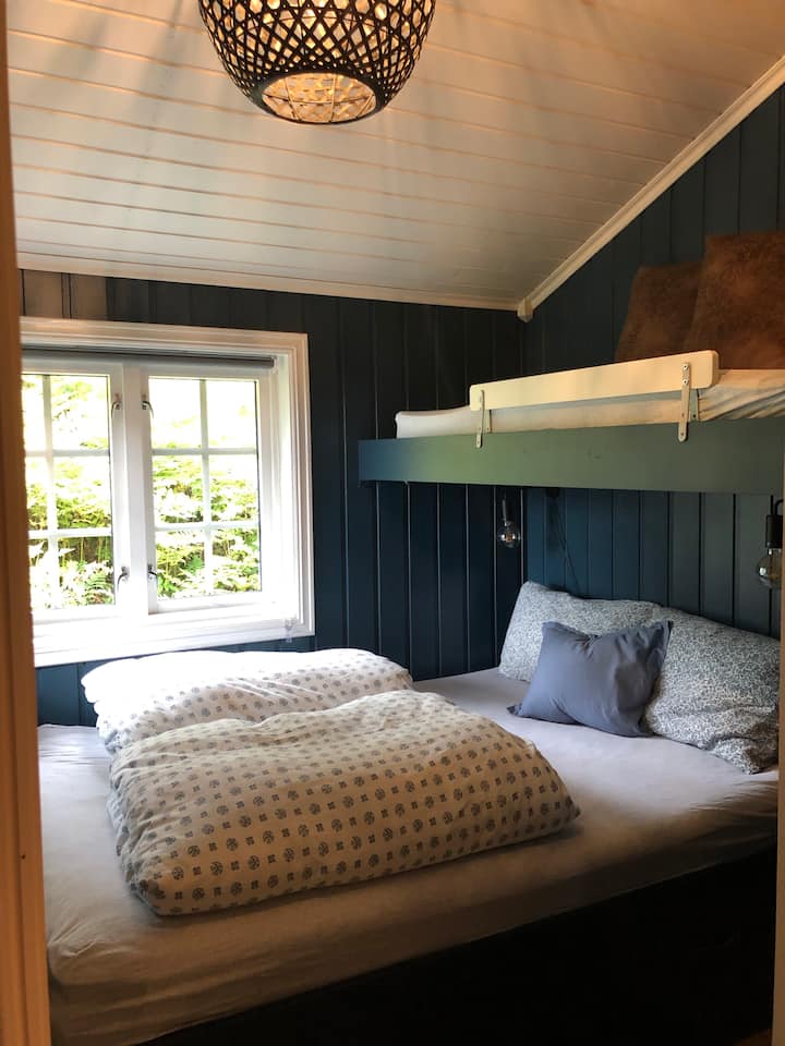 غرفة نوم 2 بسرير مزدوج وسرير فردي/غرفة نوم 2 بسرير 140 سم لسريرين وسرير واحد.