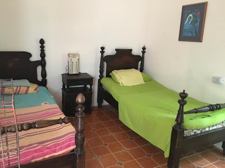 Vyumba viwili vina vitanda viwili vya mtu mmoja