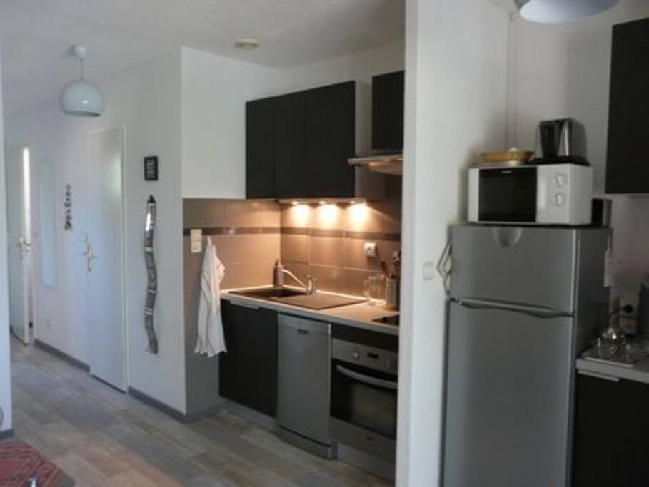 Cuisine et vue vers l'entrée