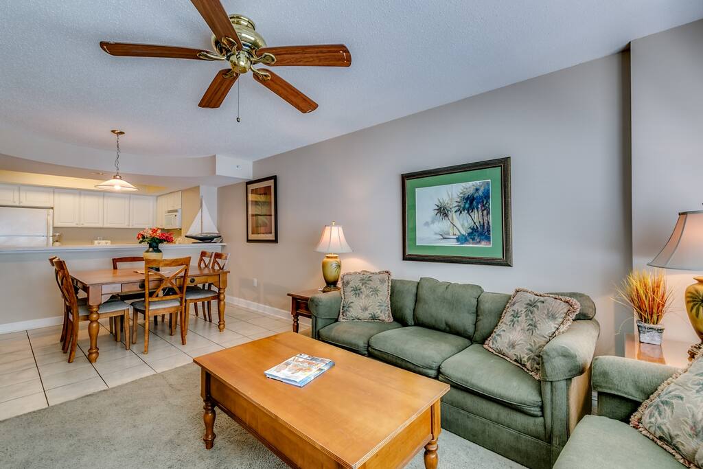 Couch,Furniture,Chair,Dining Table,Table