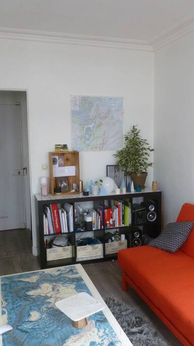 étagère table basse et canapé