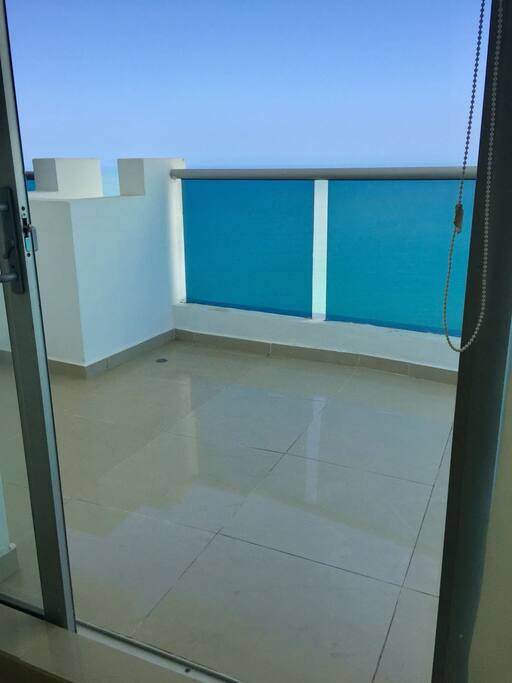 Large balcony of the apartment /// Balcón amplio del apartamento.