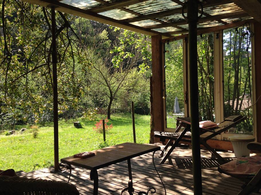 détente près de la piscine