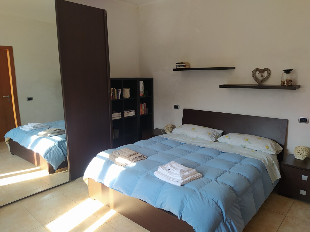 Camera matrimoniale con armadio a sei scomparti