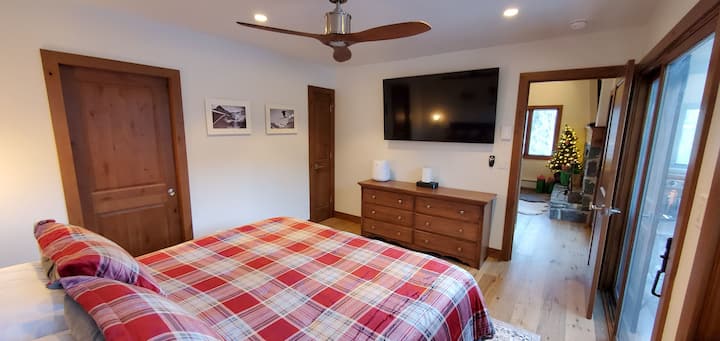 Главна спална соба на главниот кат со паметен телевизор од 65инчи