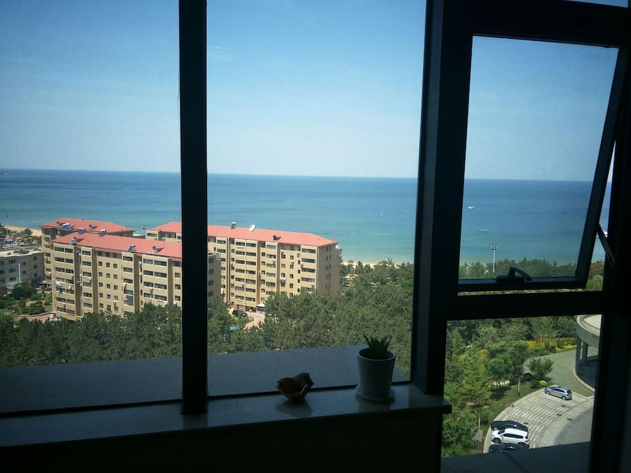 坐在转椅上看碧海蓝天……