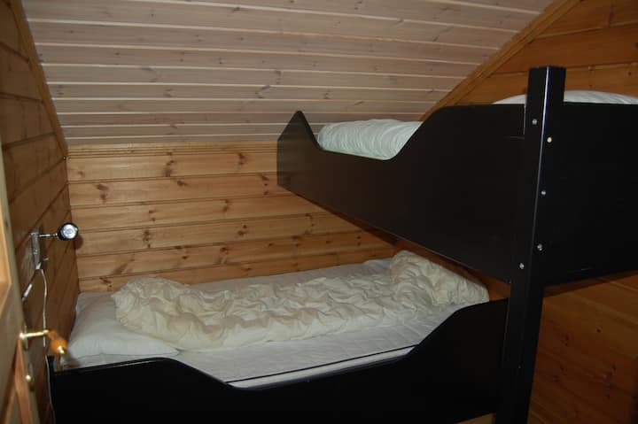 เตียงขนาด 120 ซม.
ด้านบน 80 ซม. (ไม่เหมาะสำหรับผู้ที่มีขนาดใหญ่กว่า 185 ซม.)