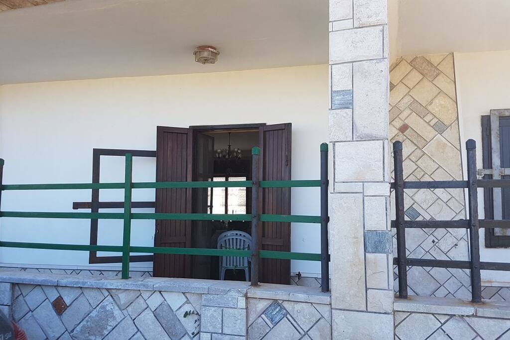 Veranda di fronte al posto macchina con vista sul mare