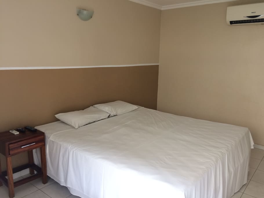 Quarto casal: Cama box, Tv lcd, split