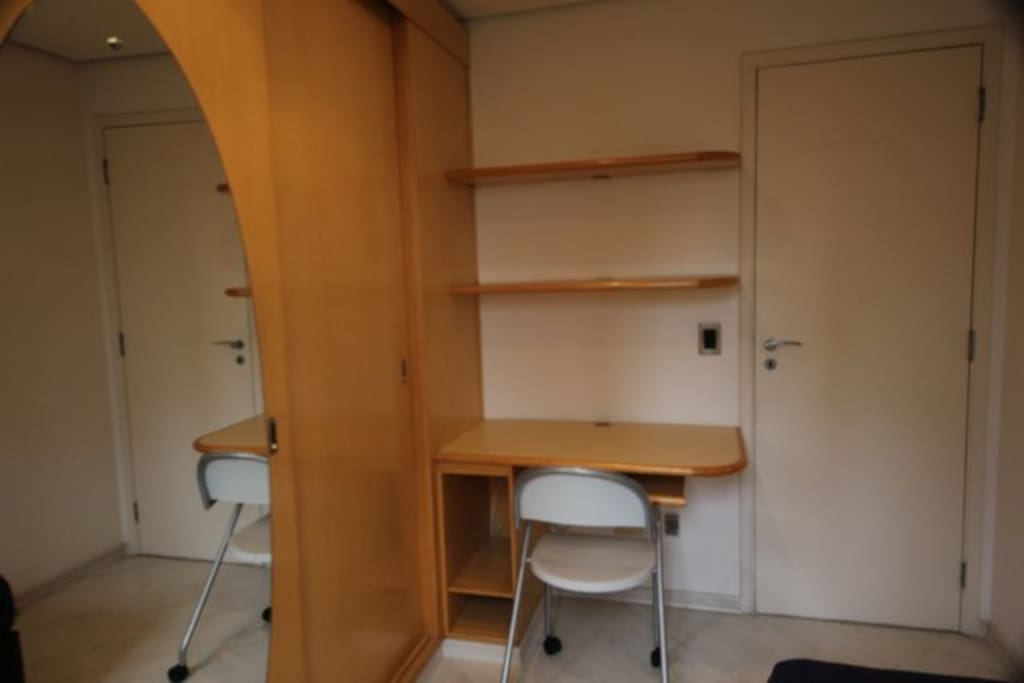 Quarto com 1 cama de solteiro, bancada para computador, armário com espelho