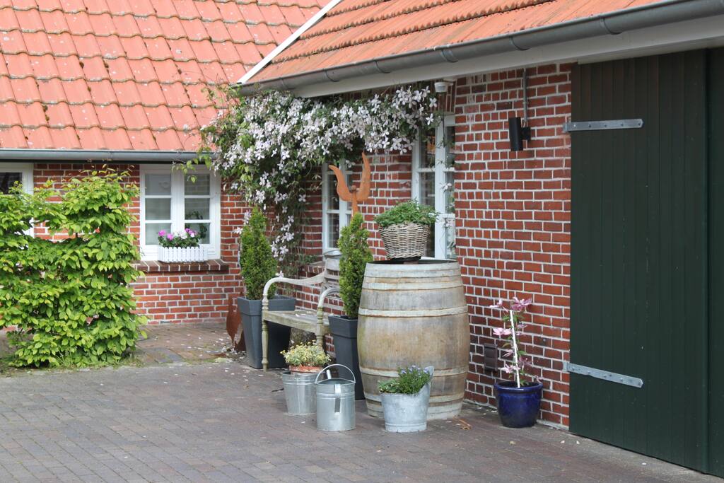 Der alte Schweinestall dient nun als Garage und Waschküche.