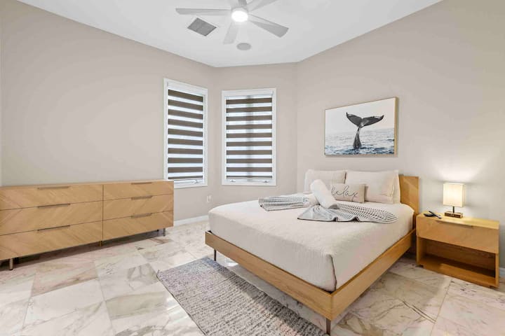 Მეოთხე საძინებელში (ვეშაპების თემატიკა) არის საწოლი Queen ‑ ის ზომის, ჭკვიანი ტელევიზორი და ბევრი ბუნებრივი განათება.