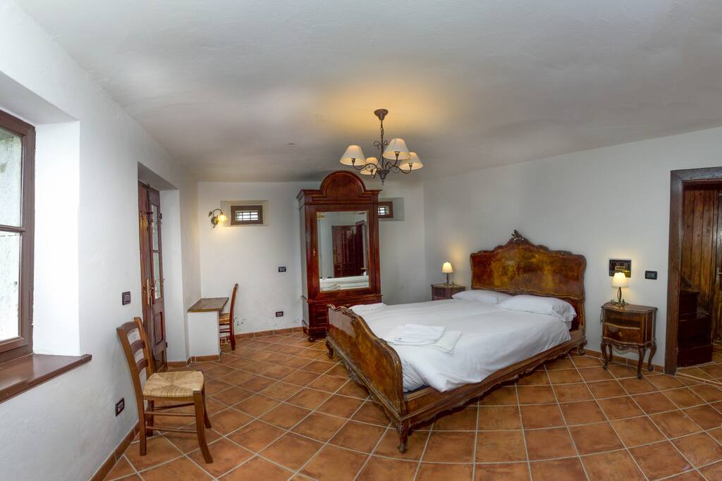 Camera da letto con letto matrimoniale e accesso diretto al giardino