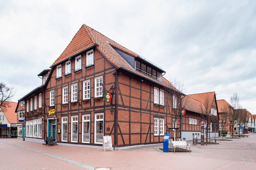 Fachwerkhaus inmitten der Fußgängerzone , die Wohnung befindet sich im ersten Stock mit drei Fenstern zur Fußgängerzone