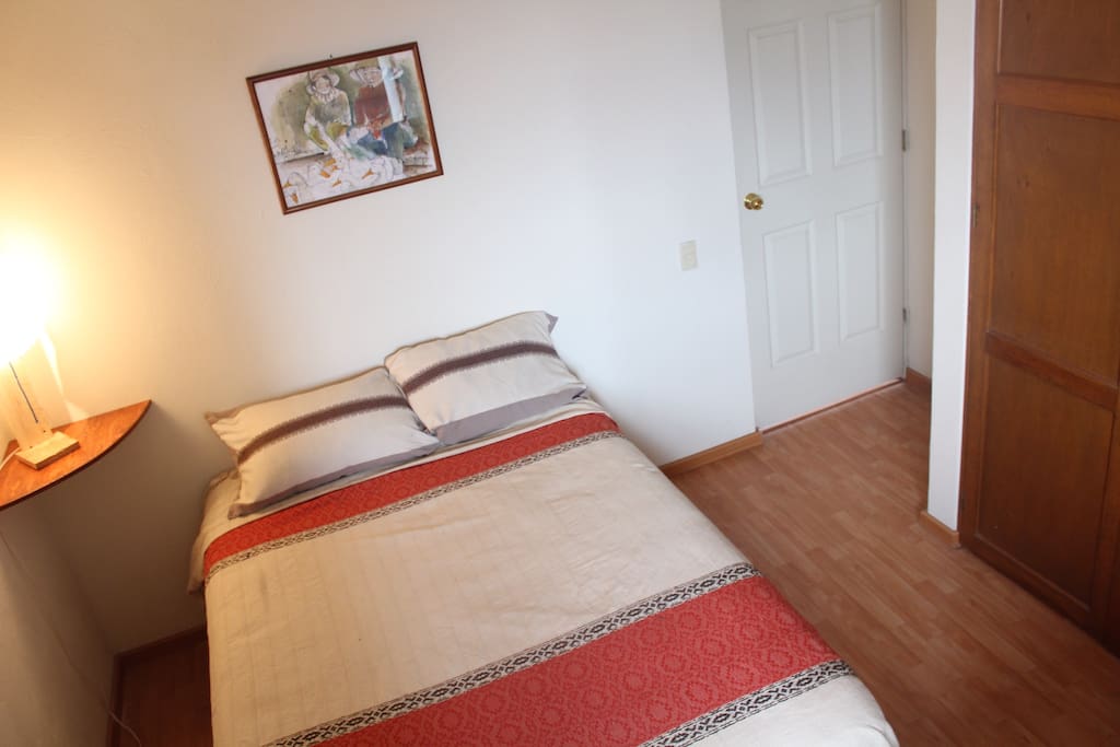 Cuarto privado con llave, cuenta con mesita de noche y gran armario para guardar pertenencias. La ventana da a la calle y se ve toda la ciudad.