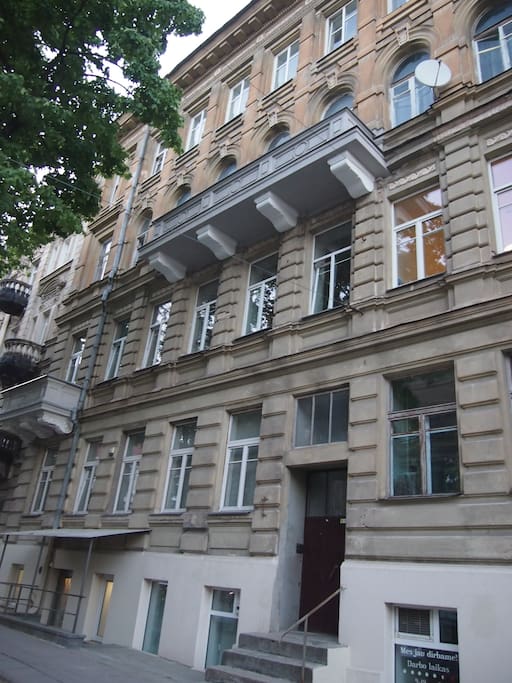 Квартира - слева в бельэтаже