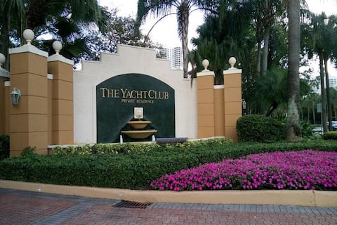 Sleeps 5 Best Location Gated Mall Beach Pool