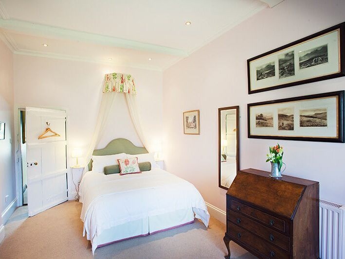 1e verdieping queensize tweepersoonsbed, met jack en jill gedeelde en-suite badkamer