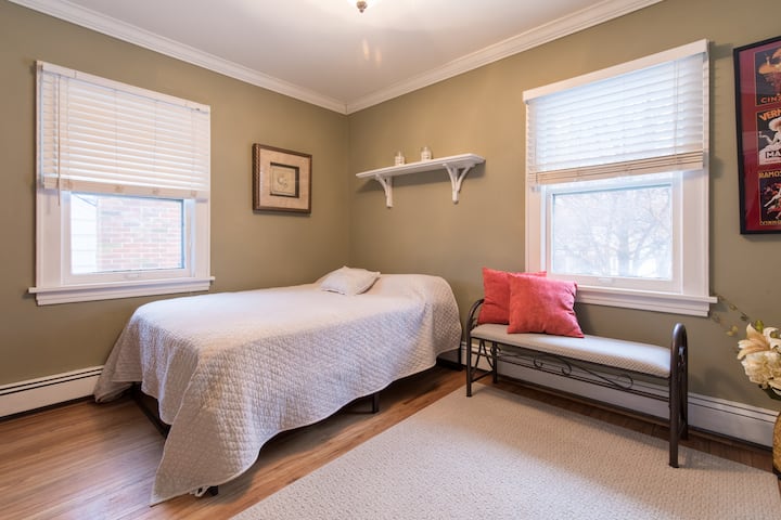 เตียงขนาดใหญ่ชั้นบน