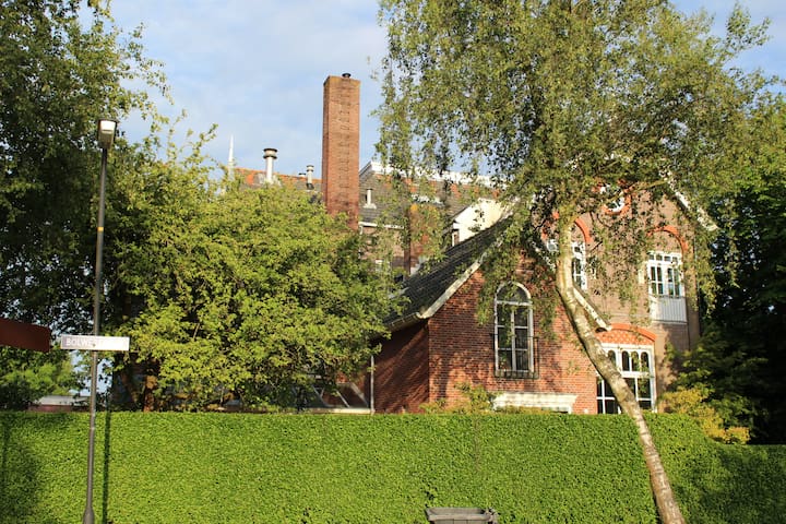 Licht verblijf in voormalige zuivelschool Bolsward