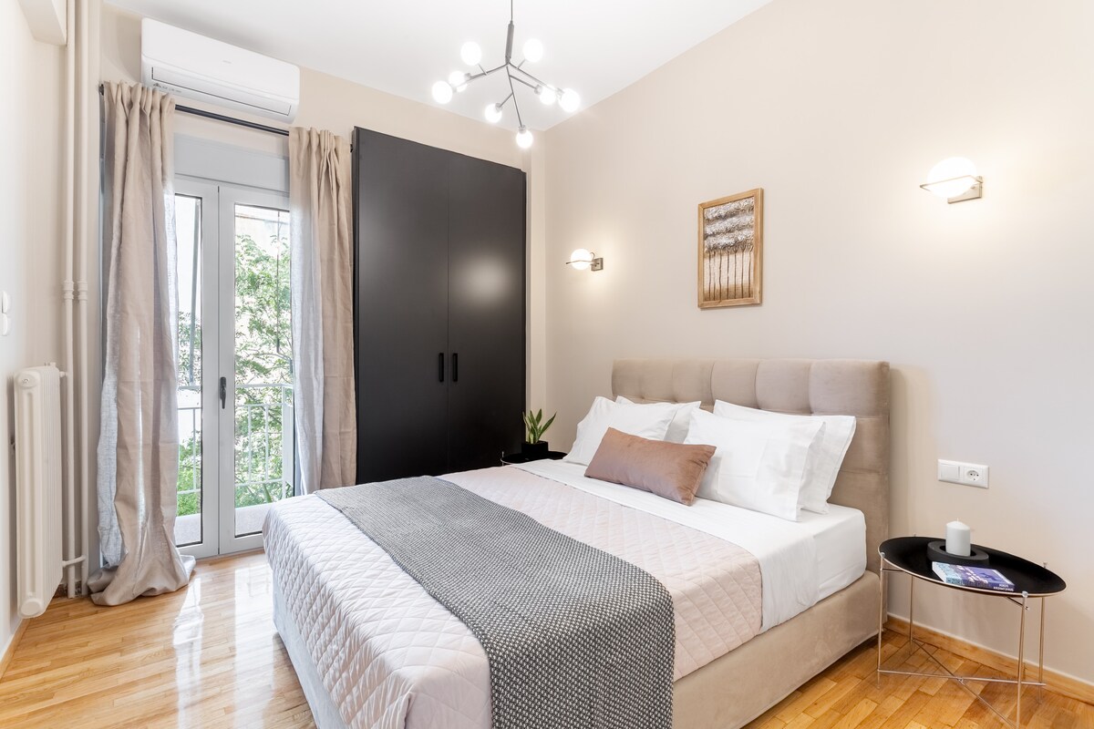 חדר שינה 1: מיטת קווין סייז בהתאמה אישית עם מגבות ומצעים מפוארים