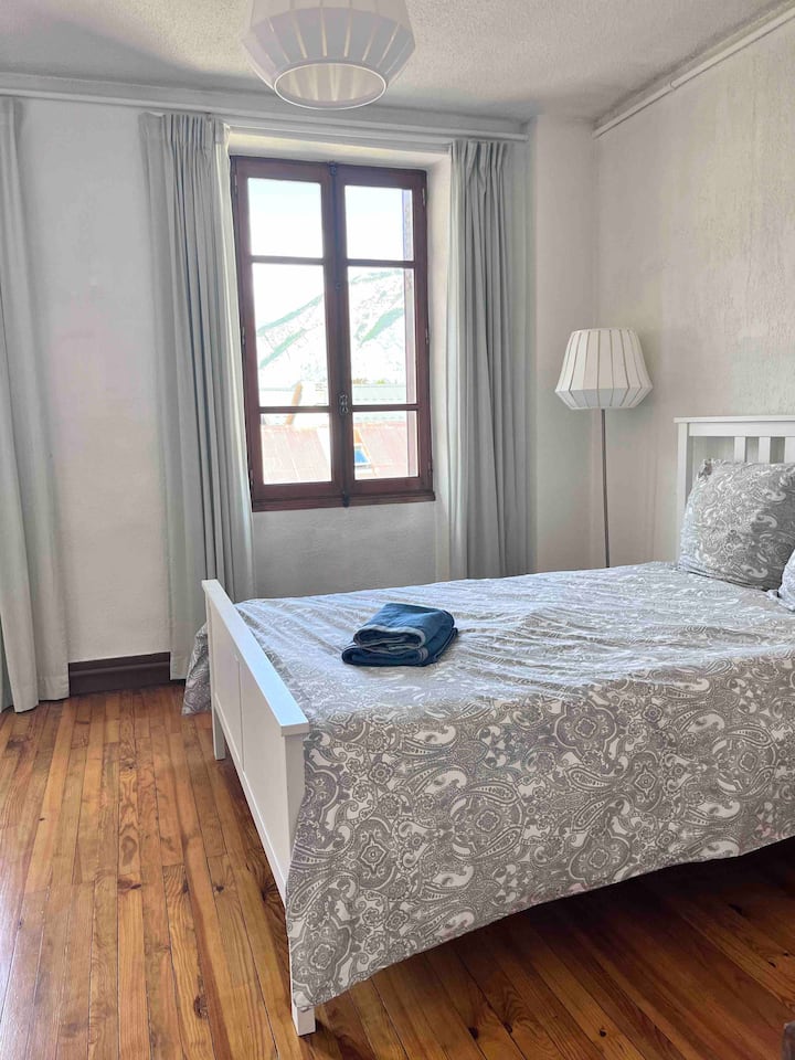 غرفة نوم مزدوجة مشرقة وواسعة في الطابق الثاني. 