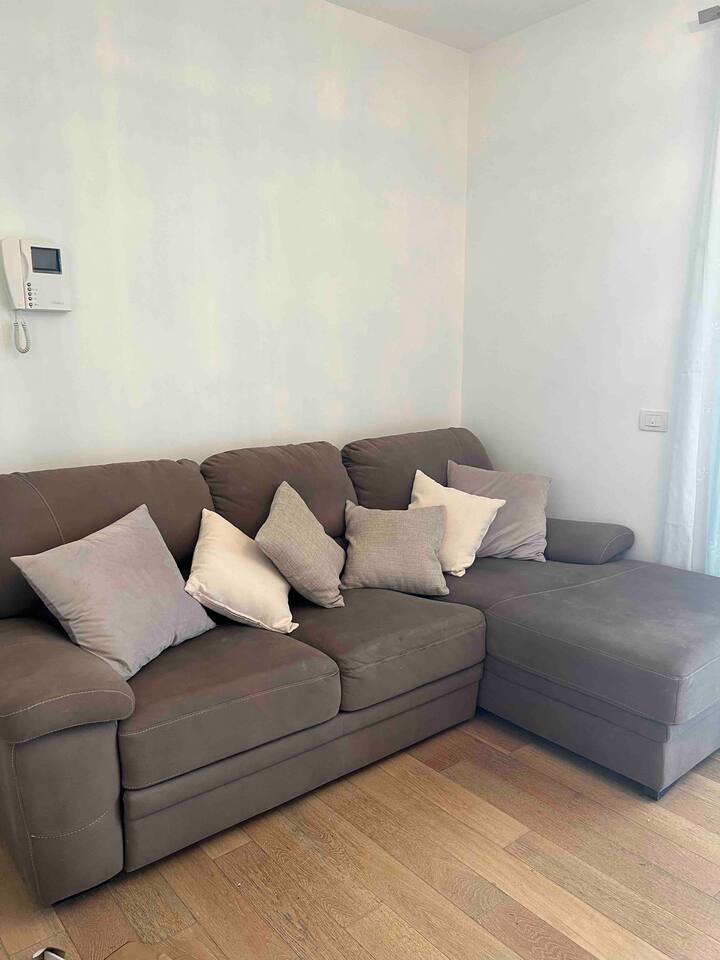 Divan në ambientin e ndenjes