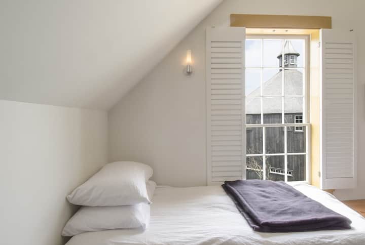 La seconda camera da letto contiene due letti singoli situati all'estremità su uno zoccolo rialzato.