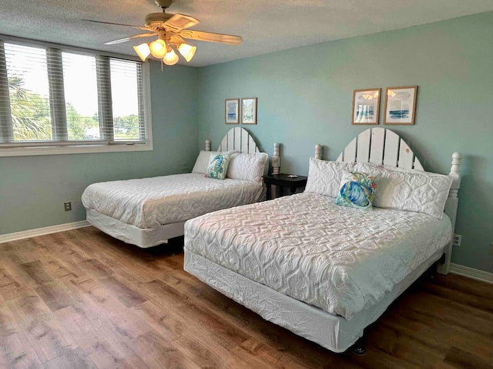 二楼客房配有两张双人床和套内卫生间。