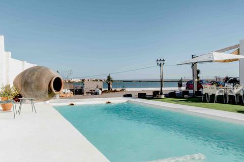 Anuncio de Airbnb popular: Mi Cortijo Suite Deluxe Beach Hotel en Roquetas De Mar