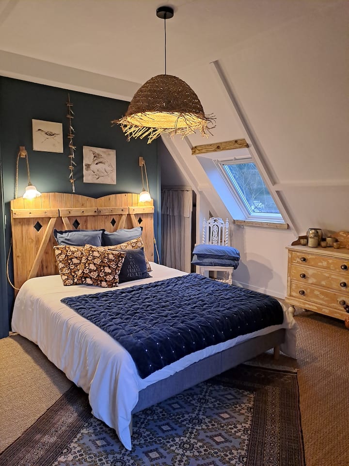 Chambre 1 
un lit 160×200 et un lit bébé, vue mer du lit